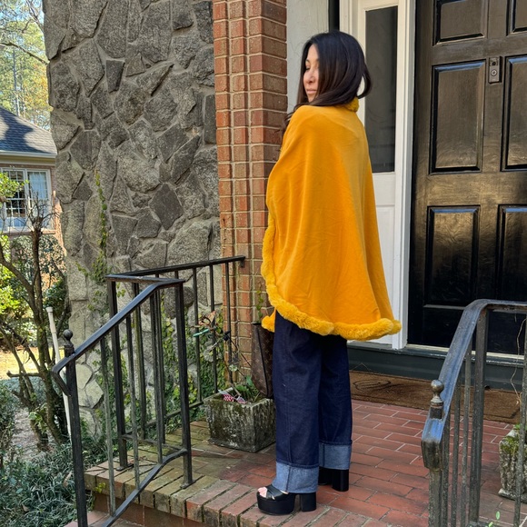 40 Gorgeous Faux fur Trim Poncho Jacket - Picture 4 of 6